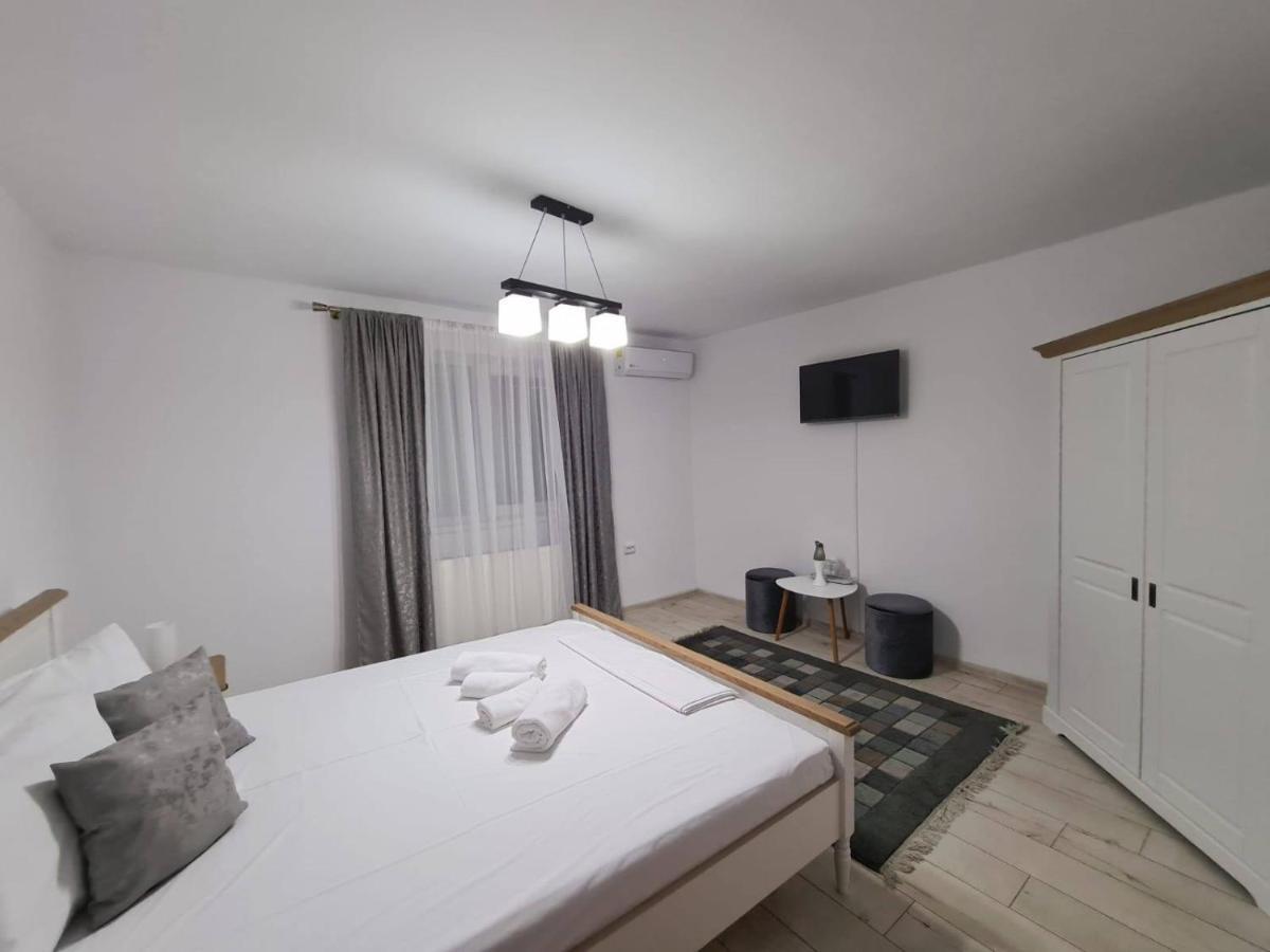 Hotel Casa Luca Moldova Noua Esterno foto