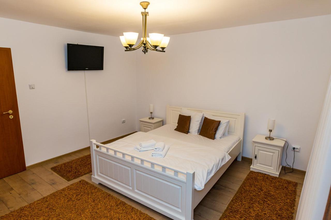 Hotel Casa Luca Moldova Noua Esterno foto