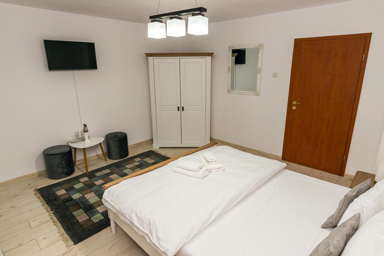 Hotel Casa Luca Moldova Noua Esterno foto